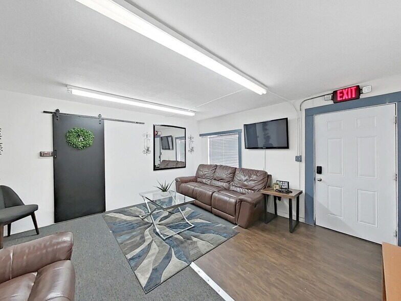 More Photos Of 1814 S Parsons Ave, Seffner Auto Dealership For Sale