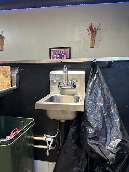 More Photos Of 2205 N Broadway, Los Angeles Bar For Sale