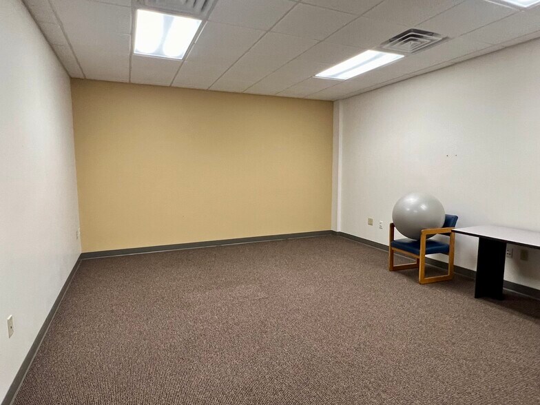 More Photos Of 552 E Russell St, Fayetteville Showroom For Sale