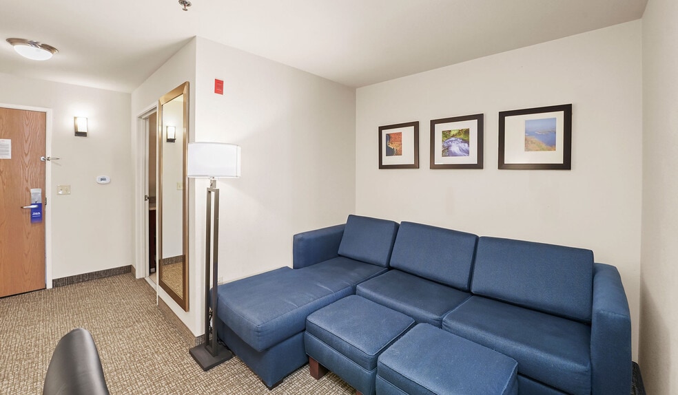 More Photos Of 725 Paradise Ln, Johnson Creek Hotel For Sale