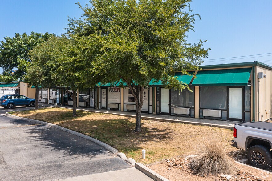 More Photos Of 8034 Culebra Rd, San Antonio Self Storage For Lease