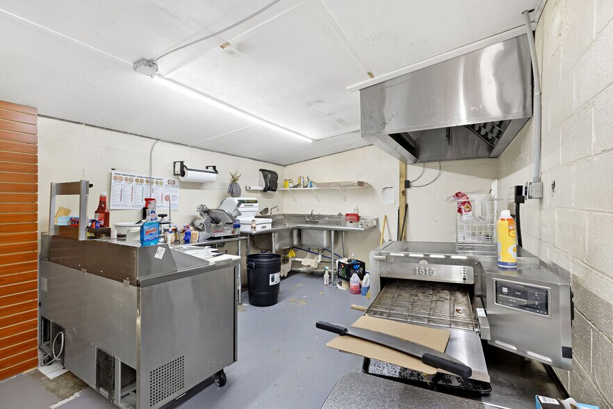 More Photos Of 839 New Hope Cedar Point Rd, New Hope Specialty For Sale