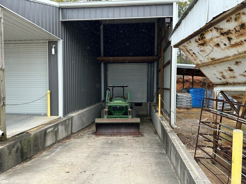 More Photos Of 2616 Colonel Thomson Hwy, Saint Matthews Freestanding For Sale