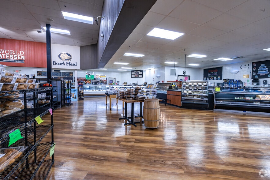 More Photos Of 690 W State St, Burlington Supermarket For Sale