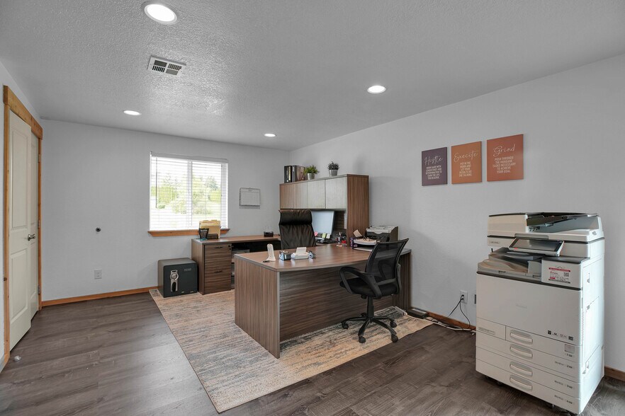 More Photos Of 406 NE 184th St, Ridgefield Office Residential For Lease