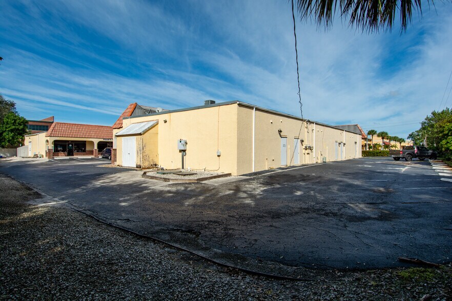 More Photos Of 108 SW Monterey Rd, Stuart Storefront Retail Office For Lease