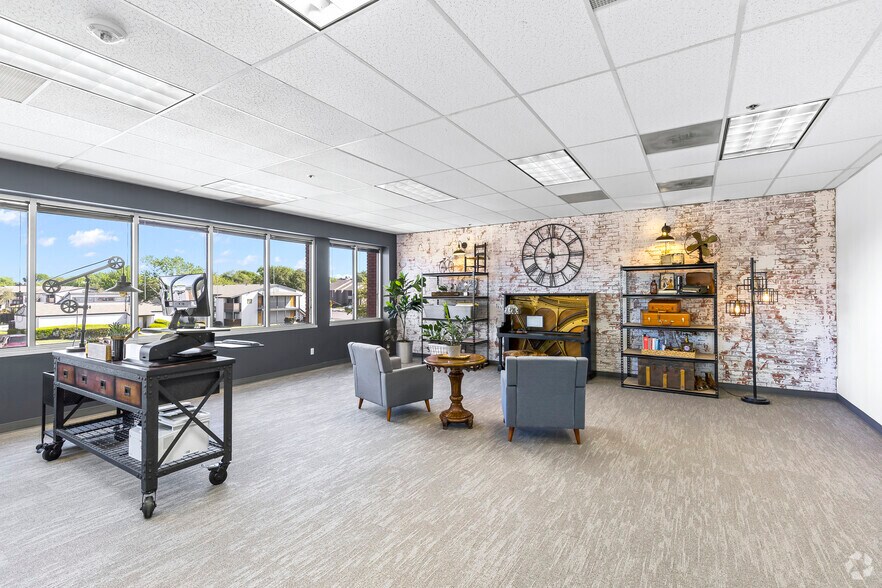 More Photos Of 8713 Airport Fwy, North Richland Hills Office For Lease