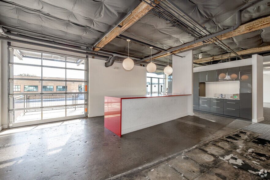 More Photos Of 2001 Irving Blvd, Dallas Showroom For Sale