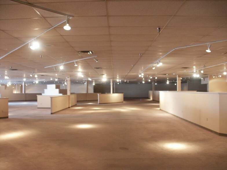 More Photos Of 3515-3559 W Northern Ave, Phoenix General Retail For Lease
