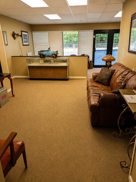 More Photos Of 531 Oak Dr, Lexington Auto Dealership For Sale