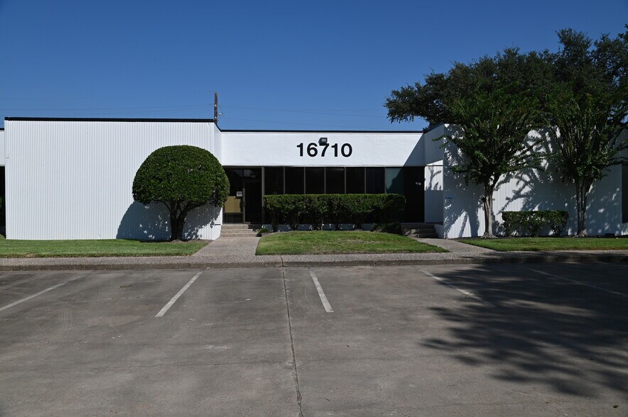 More Photos Of 15534 W Hardy Rd, Houston Unknown For Lease
