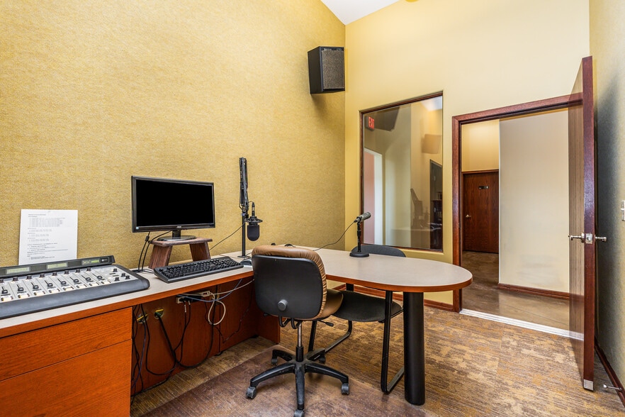 More Photos Of 1055 University Ave, Dubuque Office For Sale