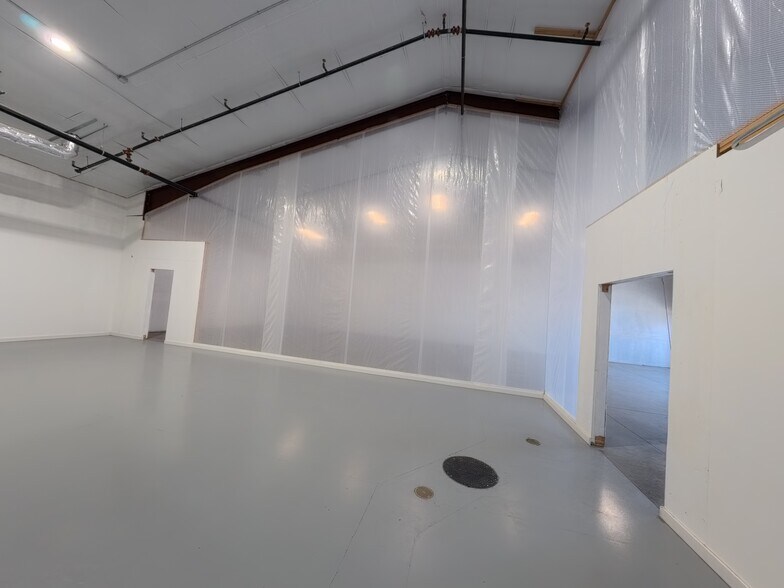 More Photos Of 2561 NE 4th St, Bend Warehouse For Lease