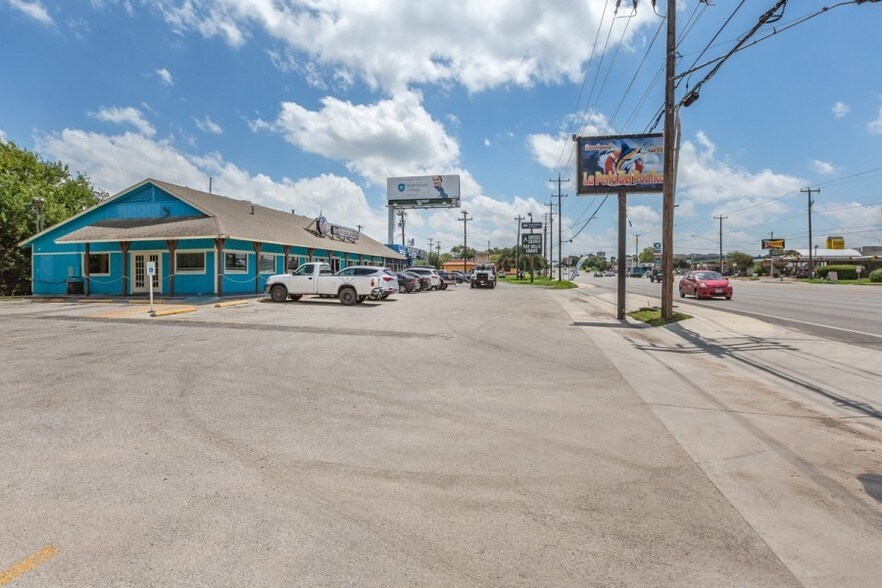 More Photos Of 7911 Culebra Rd, San Antonio Restaurant For Sale