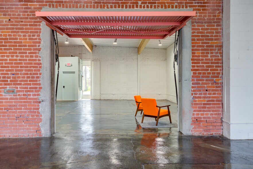More Photos Of 2616 W Jefferson Blvd, Los Angeles Showroom For Sale