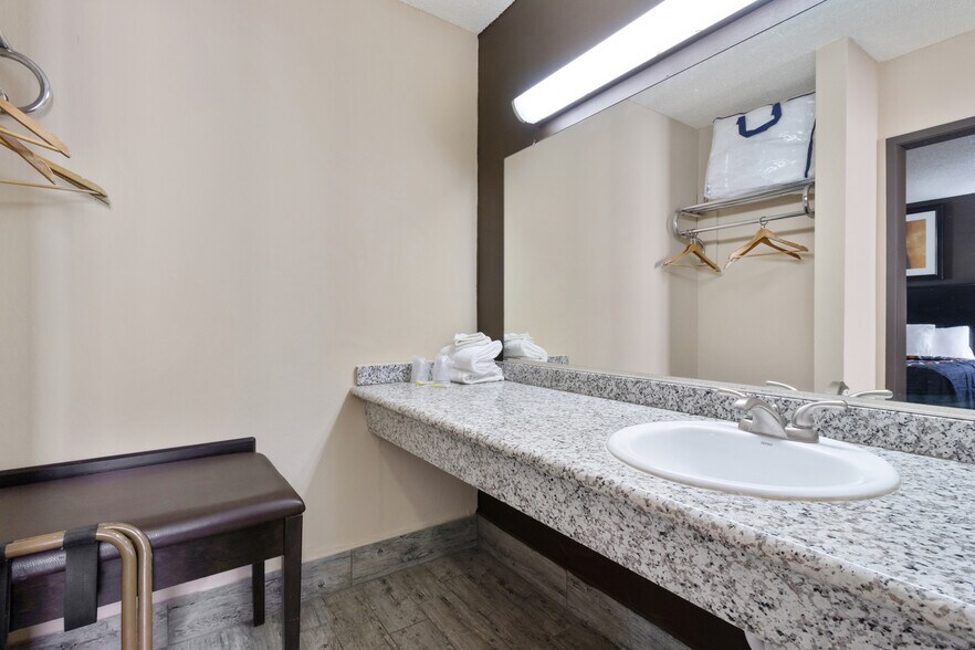 More Photos Of 1243 E Main St, Barstow Hotel For Sale