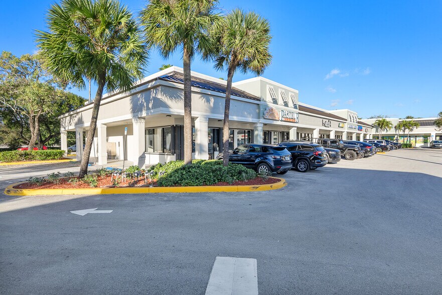 More Photos Of 3300-3320 W 84th St, Hialeah Storefront For Sale