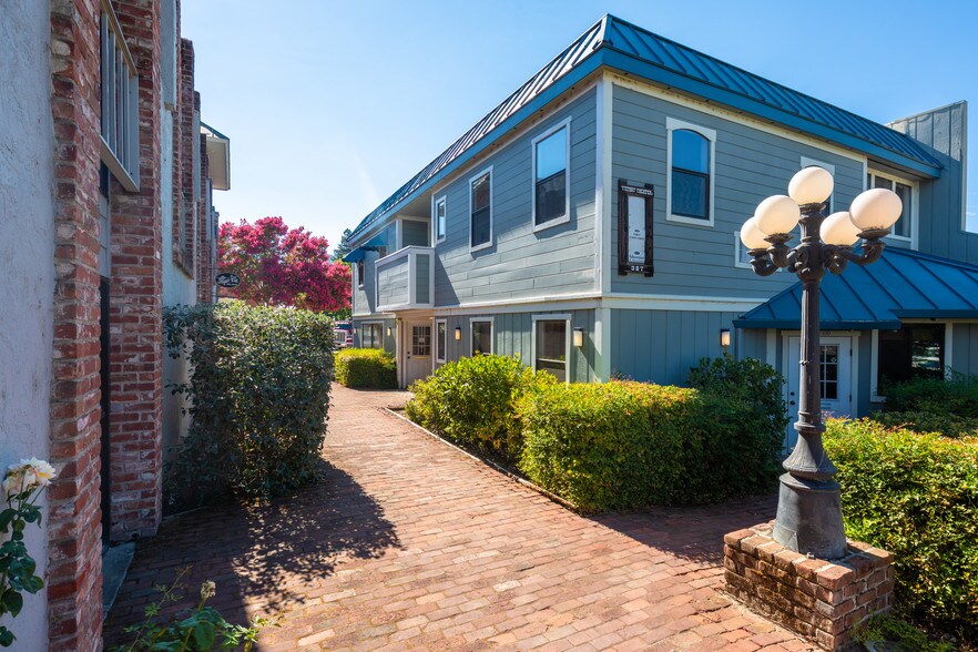 More Photos Of 367-387 N State St, Ukiah Office For Sale
