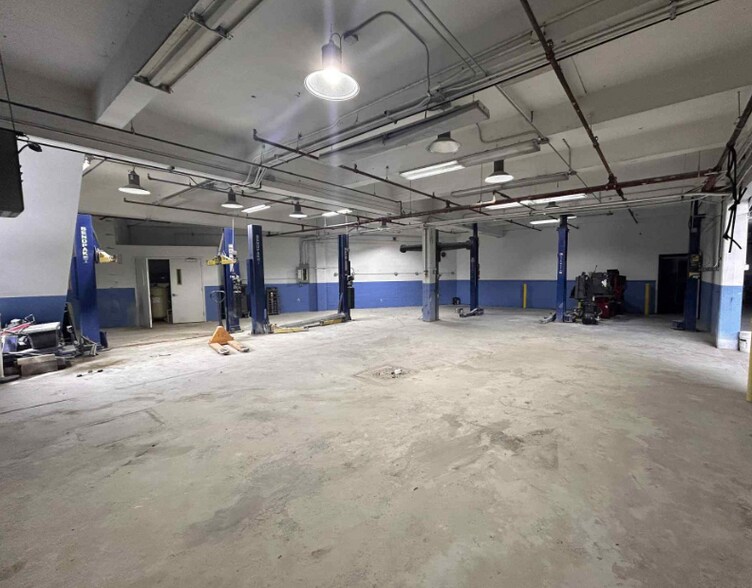 More Photos Of 33-20 55th St, Woodside Service For Lease