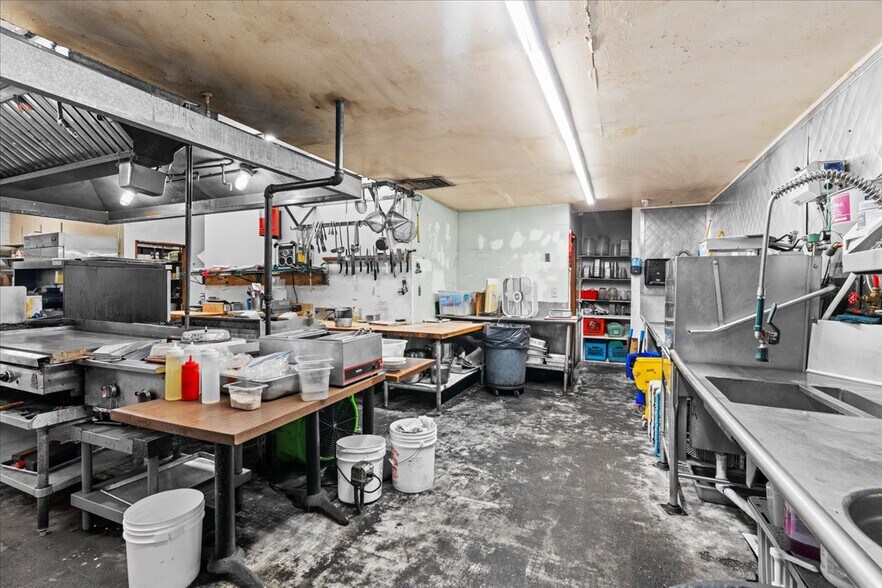 More Photos Of 535 S Columbia River Hwy, Saint Helens General Retail For Lease