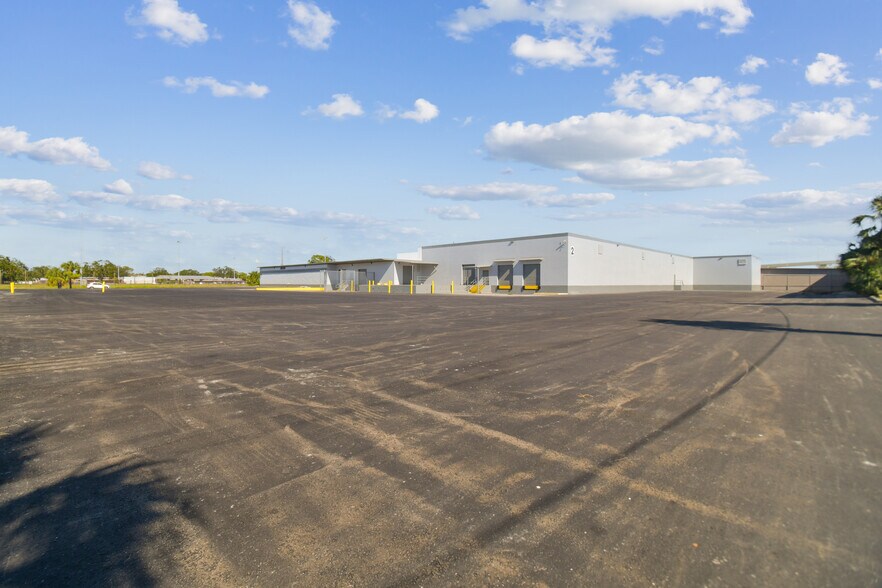 More Photos Of 3900 W Coachman Ave, Tampa Warehouse For Lease