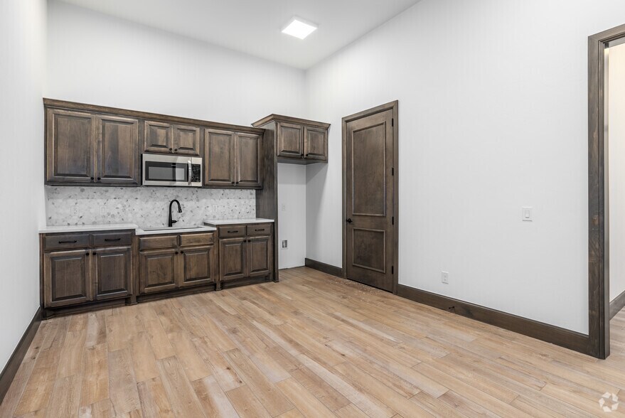 More Photos Of 2900 Washington Dr, Norman Unknown For Lease