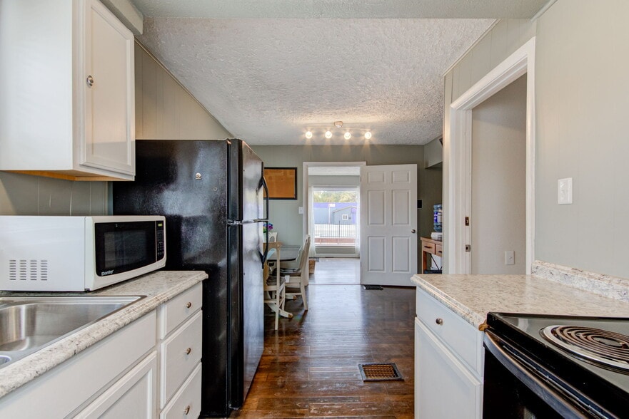 More Photos Of 4451 Old Allisonville Rd, Indianapolis Office For Sale