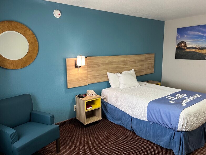 More Photos Of 1901 E 1st St, Pratt Hotel For Sale