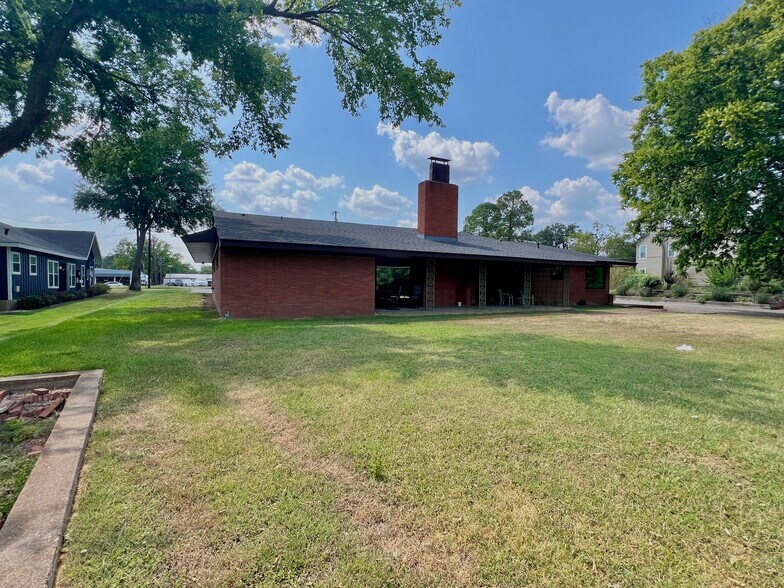 More Photos Of 614 Oak Ave, Sulphur Springs Office For Sale