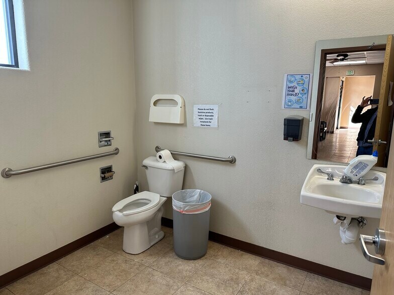 More Photos Of 1640-1670 North Ave, Grand Junction Veterinarian Kennel For Sale