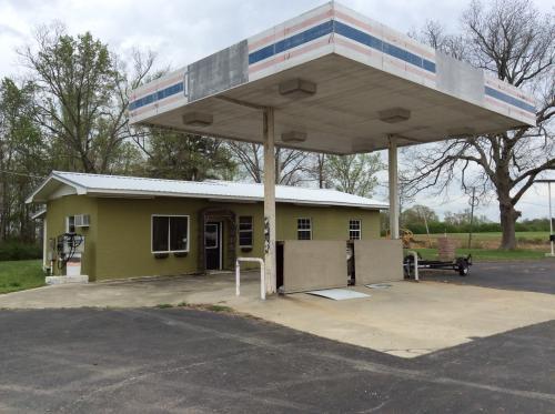 More Photos Of 145-155 Alabama St, Addison Service Station For Lease