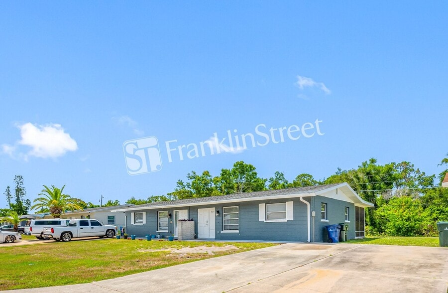 More Photos Of 308-630 Briarwood Rd, Venice Specialty For Sale