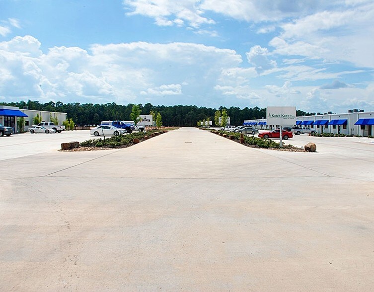 Primary Photo Of 13610 Poplar Cir, Conroe Warehouse For Lease