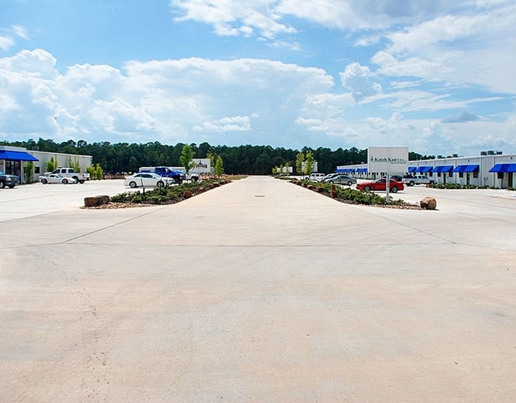 Primary Photo Of 13614 Poplar Cir, Conroe Warehouse For Lease