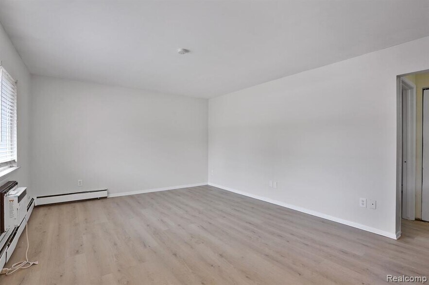 More Photos Of 280 N Rose St, Mount Clemens Apartments For Sale