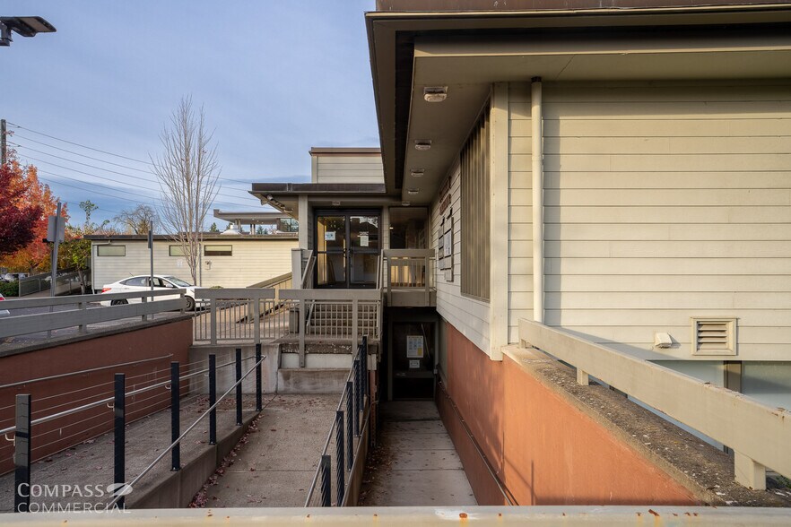 More Photos Of 1680 Chambers St, Eugene Medical For Lease