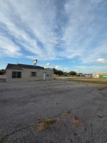 More Photos Of 1222 NW Cache Rd, Lawton Office For Lease