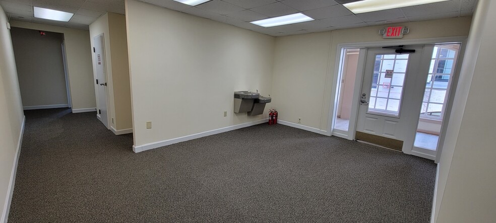 More Photos Of 7 W Queens Way, Hampton Medical For Lease