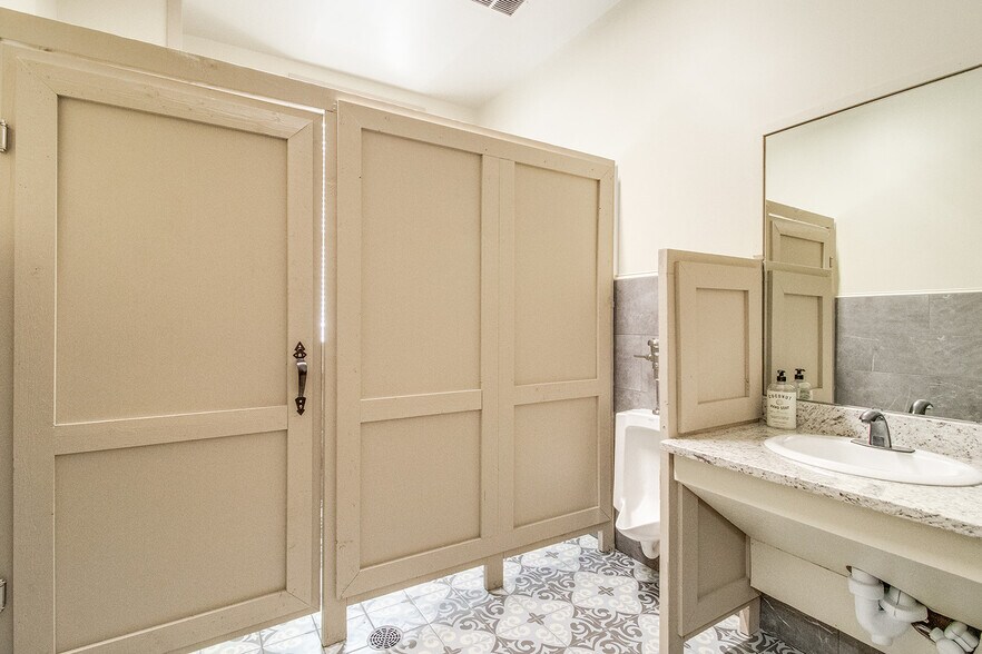 More Photos Of 21 E Athens St, Winder General Retail For Sale