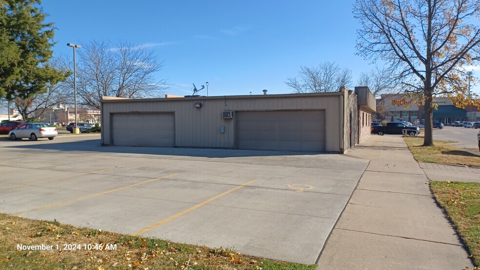 More Photos Of 822-826 S 4th St, Clinton Office For Sale