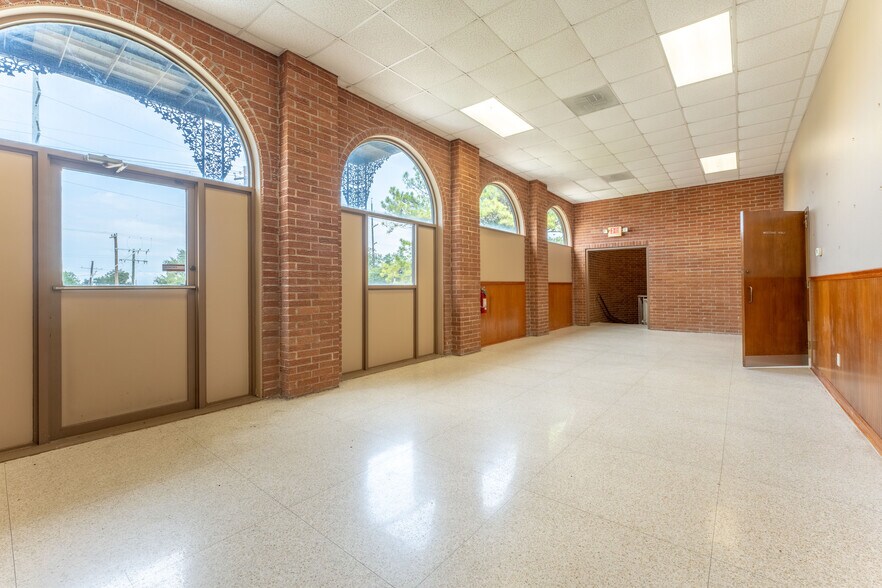 More Photos Of 7370 Chef Menteur Hwy, New Orleans Lodge Meeting Hall For Sale