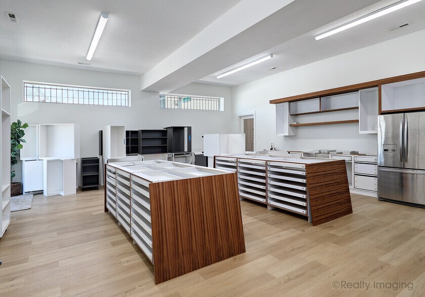 More Photos Of 1201 W Fourth Plain Blvd, Vancouver Flex For Sale