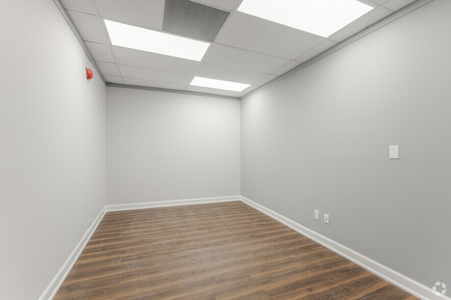 More Photos Of 700 Dorval Dr, Oakville Unknown For Lease