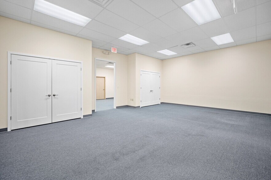 More Photos Of 5500 NW Johnston Dr, Johnston Flex For Lease