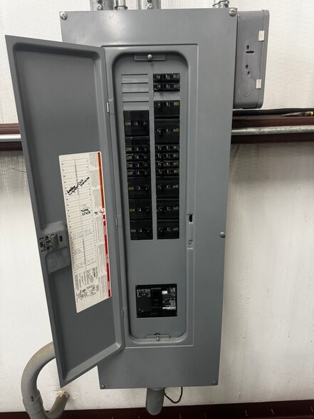 More Photos Of 18875 FM 121, Gunter Manufacturing For Lease