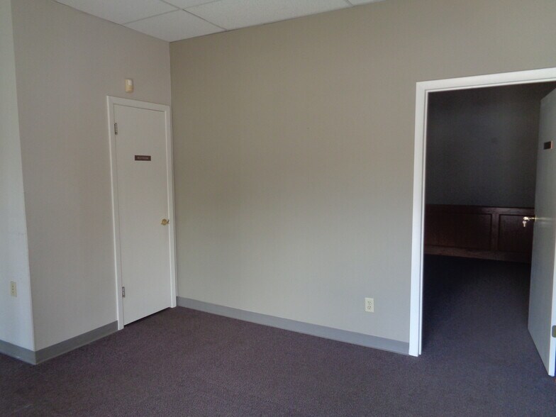 More Photos Of 3903-3913 S Lynn Ct, Independence Office For Sale
