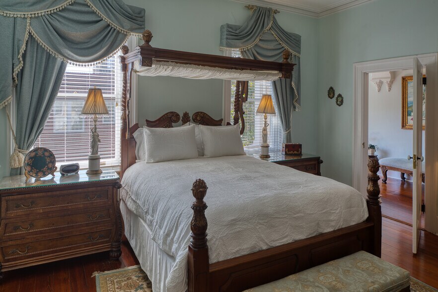 More Photos Of 14 E Taylor St, Savannah Specialty For Sale