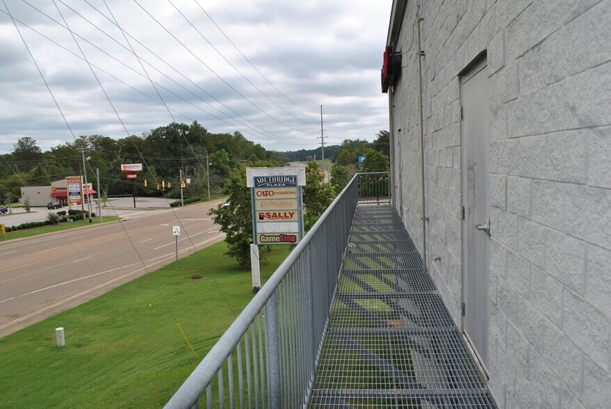 More Photos Of 2095-2103 S Highland Ave, Jackson Storefront Retail Office For Lease