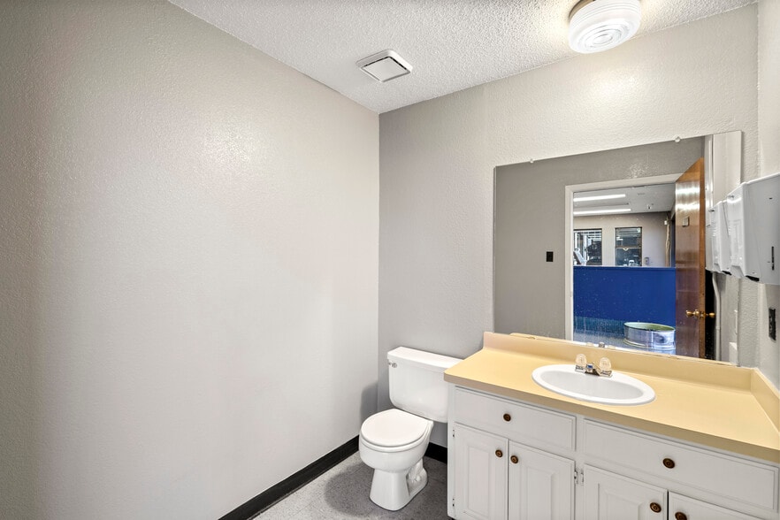 More Photos Of 502 N State Highway 342, Red Oak Industrial For Sale