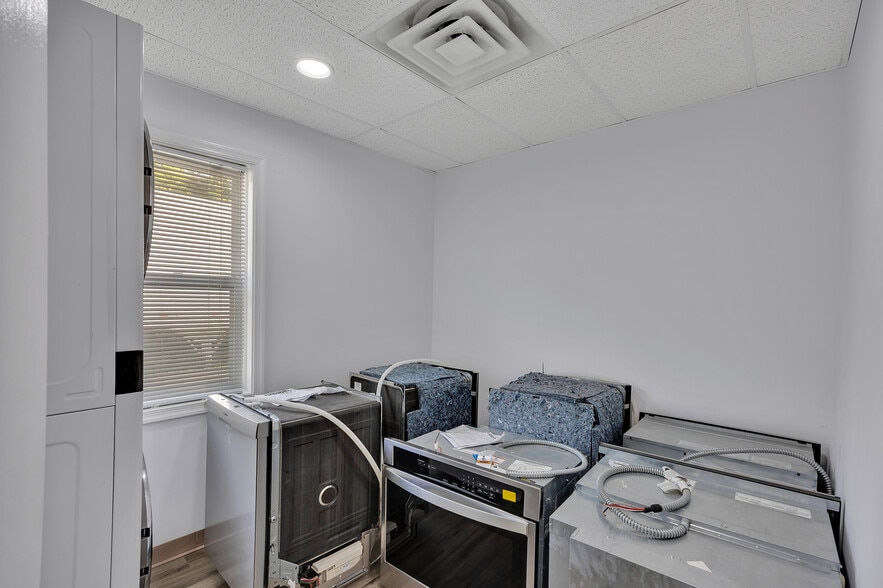 More Photos Of 3548 Cumberland Rd, Cumberland Warehouse For Sale